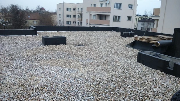Montaż balastu żwirowego z EPDM w Warszawie, Willa Biała