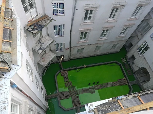 Próba wodna dziedzińca kamienicy z EPDM, Warszawa, ul Hoża